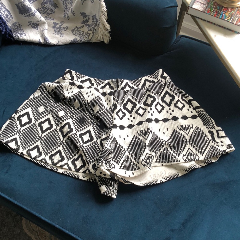 Shorts, black and white, size large, moa moa.